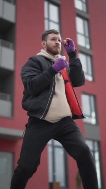 Antrenman sırasında erkek boksörün dikey videosu