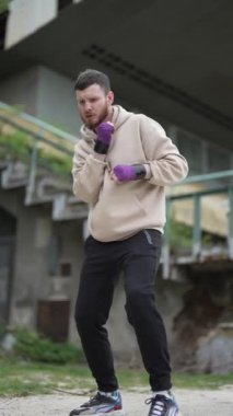 Antrenman sırasında erkek boksörün dikey videosu