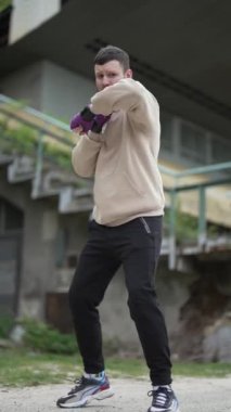 Antrenman sırasında erkek boksörün dikey videosu