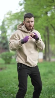 Antrenman sırasında erkek boksörün dikey videosu