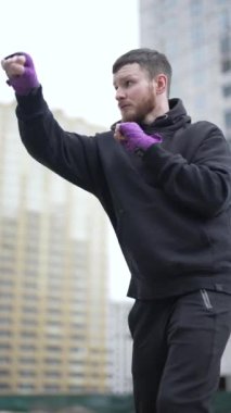 Antrenman sırasında erkek boksörün dikey videosu