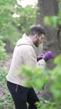 Antrenman sırasında erkek boksörün dikey videosu