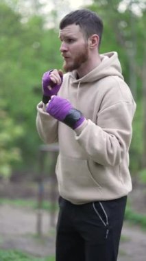 Antrenman sırasında erkek boksörün dikey videosu