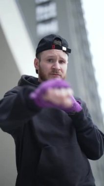 Antrenman sırasında erkek boksörün dikey videosu