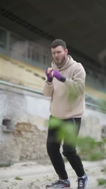 Antrenman sırasında erkek boksörün dikey videosu