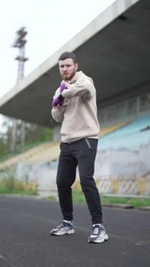 Antrenman sırasında erkek boksörün dikey videosu