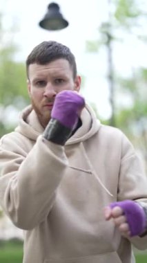 Antrenman sırasında erkek boksörün dikey videosu