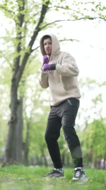 Antrenman sırasında erkek boksörün dikey videosu