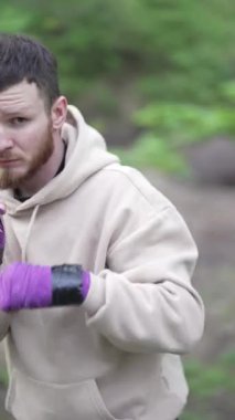 Antrenman sırasında erkek boksörün dikey videosu