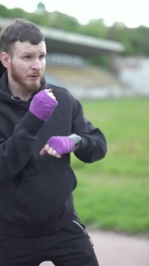 Antrenman sırasında erkek boksörün dikey videosu