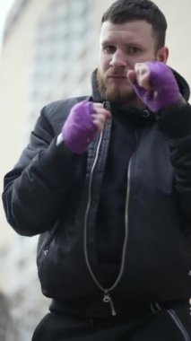 Antrenman sırasında erkek boksörün dikey videosu