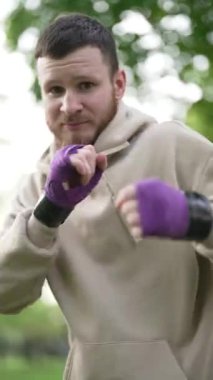 Antrenman sırasında erkek boksörün dikey videosu