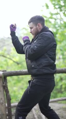 Antrenman sırasında erkek boksörün dikey videosu