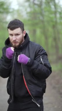 Antrenman sırasında erkek boksörün dikey videosu