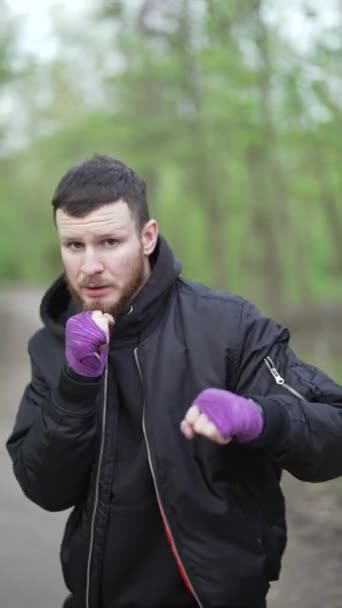 Vertikální Video Mužského Boxera Během Tréninku — Stock video
