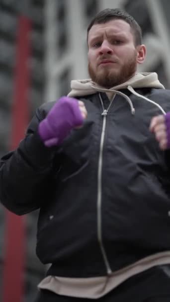 男子拳击手训练期间的垂直录像 — 图库视频影像
