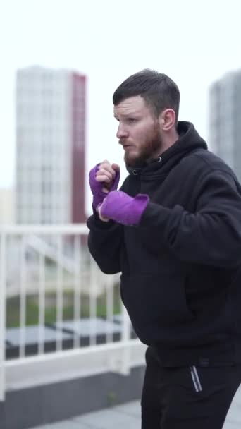 Vídeo Vertical Del Boxeador Masculino Durante Entrenamiento — Vídeos de Stock