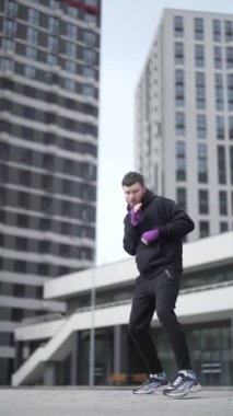 Antrenman sırasında erkek boksörün dikey videosu