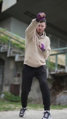 Antrenman sırasında erkek boksörün dikey videosu