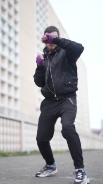 Antrenman sırasında erkek boksörün dikey videosu