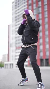 Antrenman sırasında erkek boksörün dikey videosu