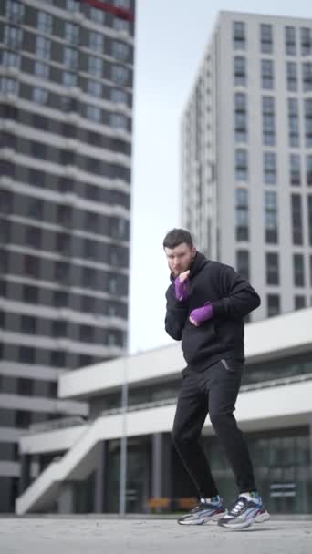 Vertikales Video Eines Männlichen Boxers Während Des Trainings — Stockvideo