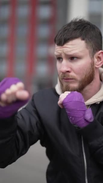 Vídeo Vertical Del Boxeador Masculino Durante Entrenamiento — Vídeos de Stock