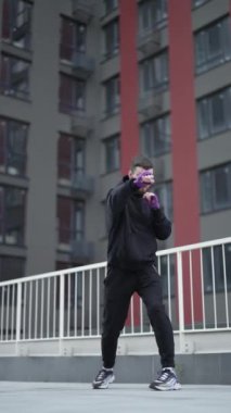 Antrenman sırasında erkek boksörün dikey videosu