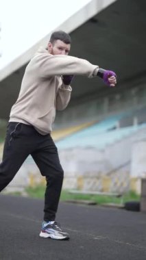 Antrenman sırasında erkek boksörün dikey videosu