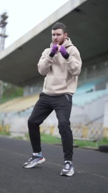 Antrenman sırasında erkek boksörün dikey videosu