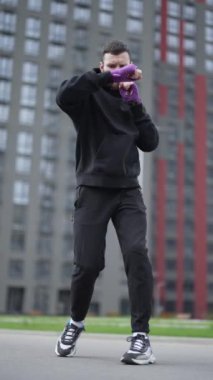 Antrenman sırasında erkek boksörün dikey videosu