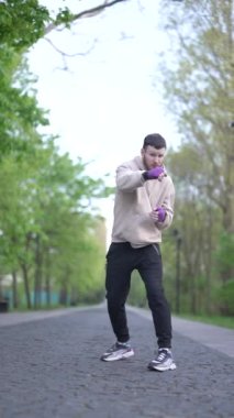 Antrenman sırasında erkek boksörün dikey videosu