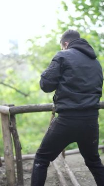 Antrenman sırasında erkek boksörün dikey videosu