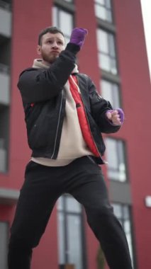 Antrenman sırasında erkek boksörün dikey videosu