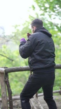 Antrenman sırasında erkek boksörün dikey videosu