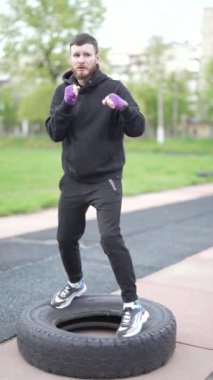 Antrenman sırasında erkek boksörün dikey videosu
