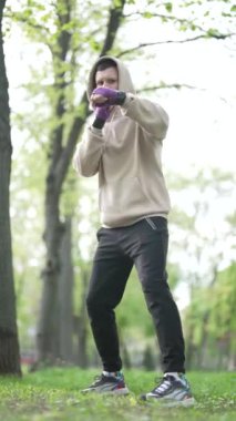 Antrenman sırasında erkek boksörün dikey videosu