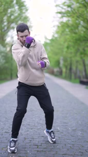 Vertikální Video Mužského Boxera Během Tréninku — Stock video