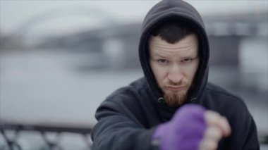 Erkek boksör şehir dışında spor antrenmanında, yavaş çekim ise 8K 'da.