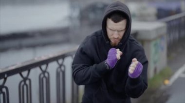 Erkek boksör şehir dışında spor antrenmanında, yavaş çekim ise 8K 'da.