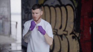 Erkek boksör şehir dışında spor antrenmanında, yavaş çekim ise 8K 'da.