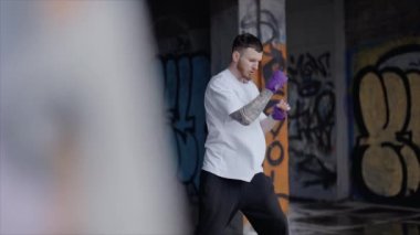 Erkek boksör şehir dışında spor antrenmanında, yavaş çekim ise 8K 'da.