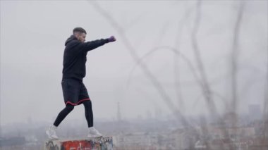 Erkek boksör şehir dışında spor antrenmanında, yavaş çekim ise 8K 'da.
