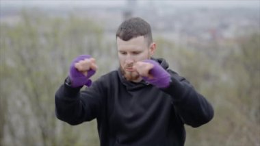 Erkek boksör şehir dışında spor antrenmanında, yavaş çekim ise 8K 'da.