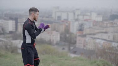 Erkek boksör şehir dışında spor antrenmanında, yavaş çekim ise 8K 'da.