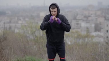 Erkek boksör şehir dışında spor antrenmanında, yavaş çekim ise 8K 'da.