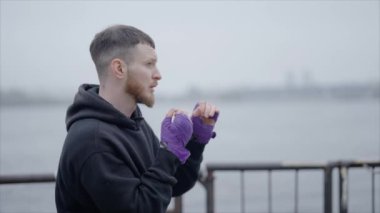 Erkek boksör şehir dışında spor antrenmanında, yavaş çekim ise 8K 'da.