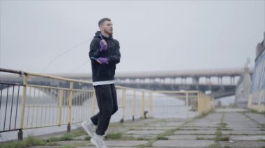 Erkek boksör şehir dışında spor antrenmanında, yavaş çekim ise 8K 'da.