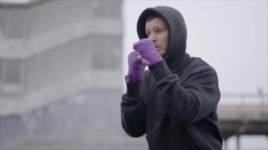 Erkek boksör şehir dışında spor antrenmanında, yavaş çekim ise 8K 'da.