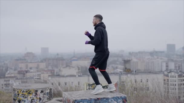 Man Bokser Bezig Met Sport Training Buiten Stad Slow Motion — Stockvideo